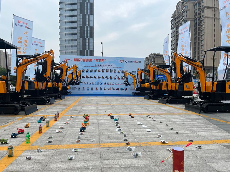 山東海拓集團(tuán)創(chuàng)新融合打造“不一樣”挖機(jī)展，親子互動(dòng)涂鴉藝術(shù)引爆愛琴海